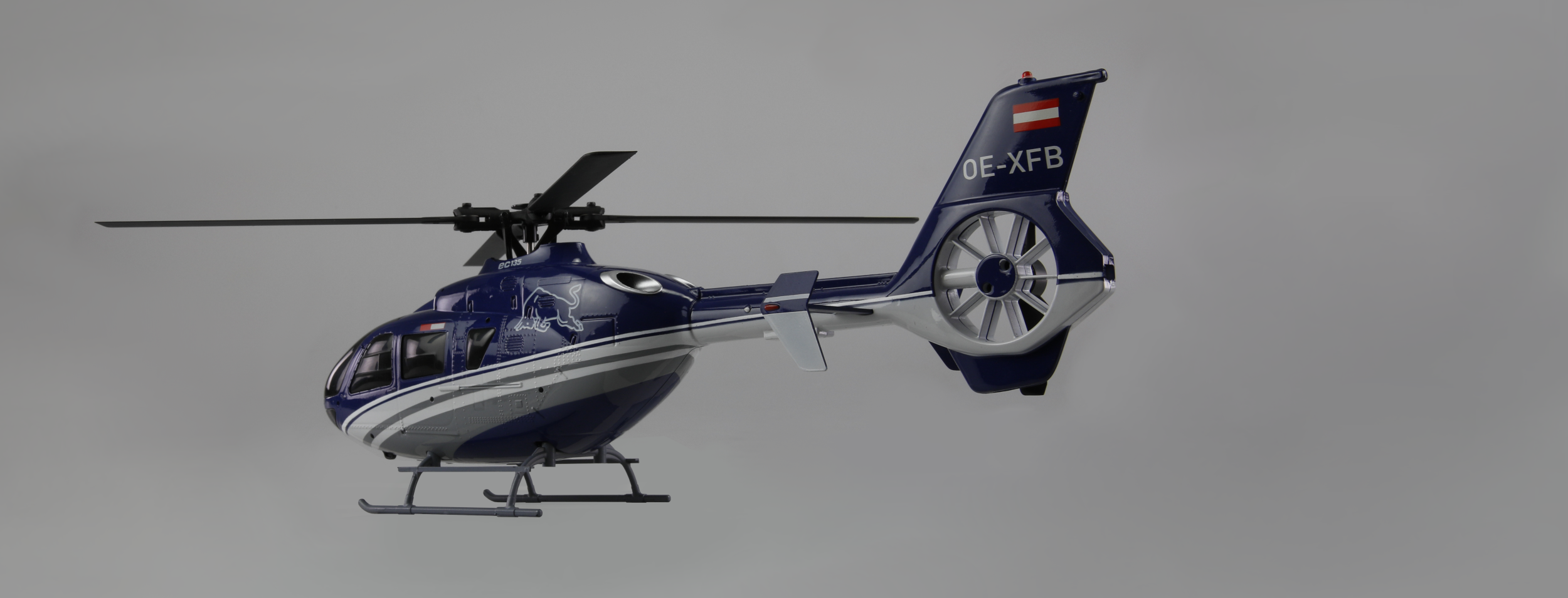 The flying Bulls EC135 Amewi RC Helikopter Rückansicht Studioaufnahme