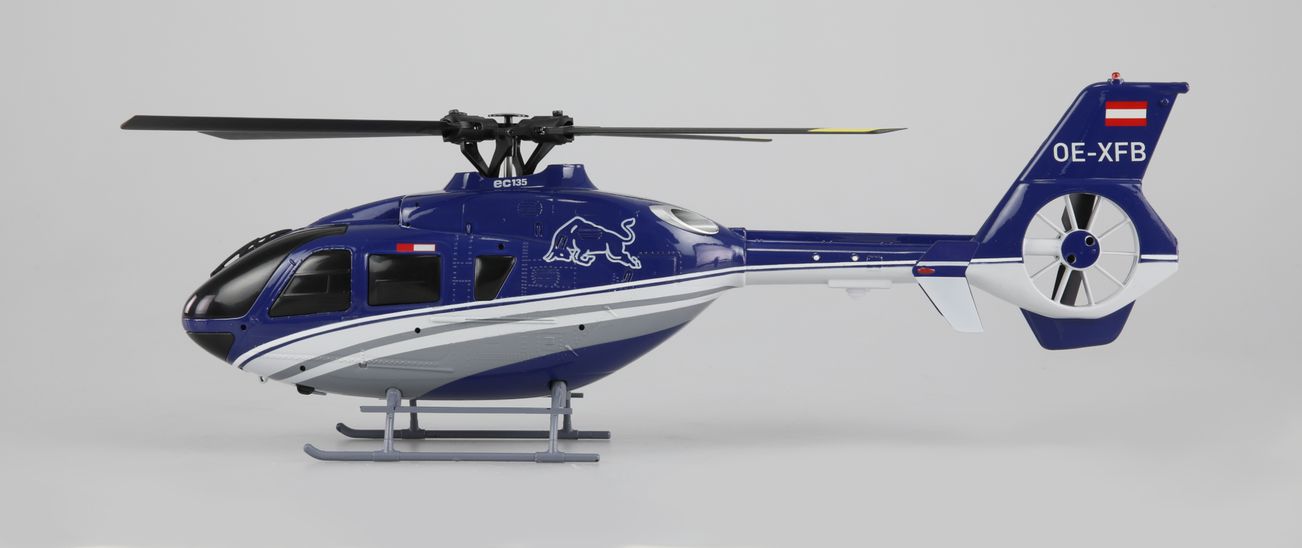 The flying Bulls EC135 Amewi RC Helikopter Seitenansicht Studioaufnahme